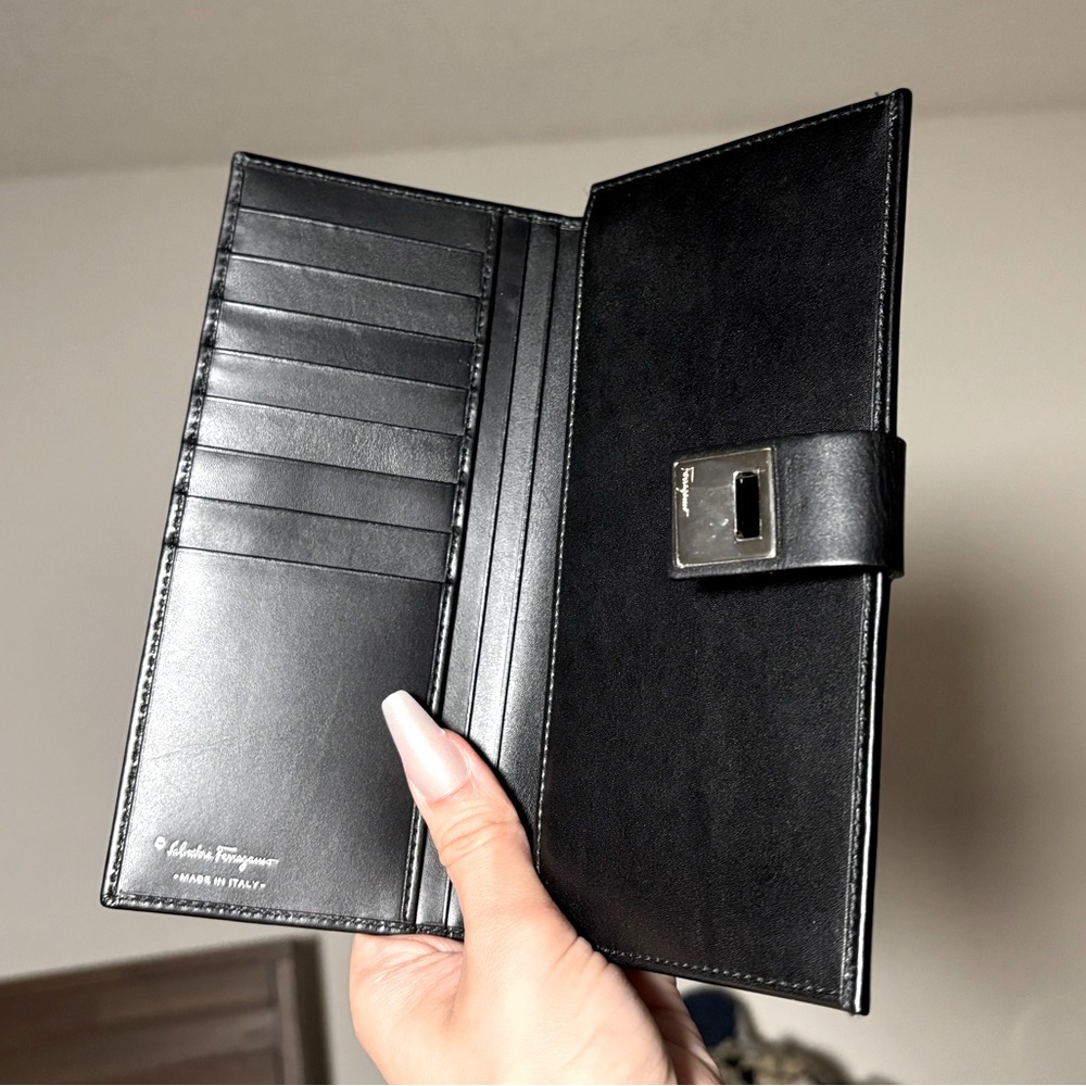 Salvatore Ferragamo Black Leather Wallet with Silver-Tone Clasp‼️🔥